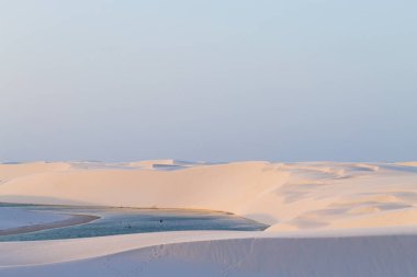 Beyaz kum tepeleri panorama Lencois Maranhenses Milli Parkı '