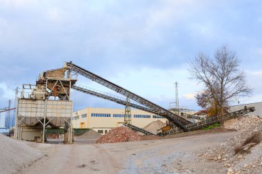 silolar ile taş ocağı