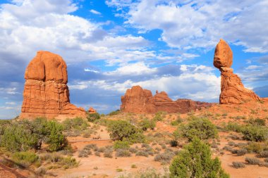 Dengeli rock, Arches National Park, Utah. Kırmızı kayalar