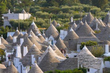 Ünlü İtalyan dönüm noktası, trulli Alberobello, Apulia Bölgesi, 