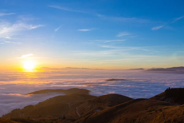 Alfombra de nubes desde la cima de la montaña — Foto de Stock