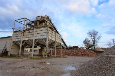 silolar ile taş ocağı
