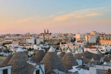 Ünlü İtalyan dönüm noktası, trulli Alberobello, Apulia Bölgesi, 
