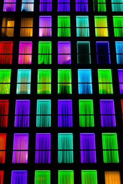 색된 창 텍스처입니다. 네온 빛 배경 — 스톡 사진