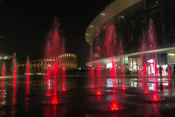 Milán, Italia, vista nocturna del distrito financiero. Agua iluminada f — Foto de Stock