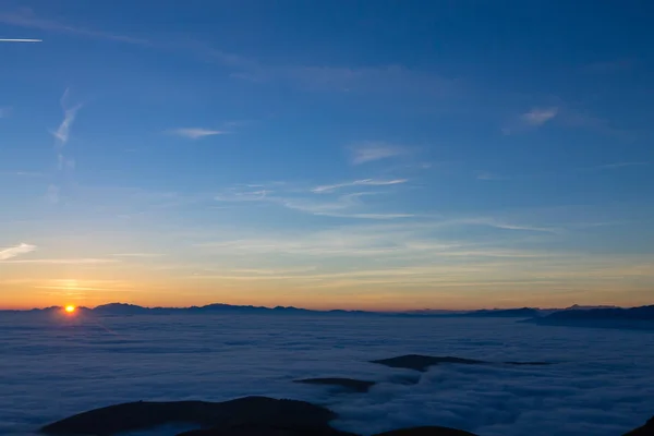 Tapete de nuvens do topo da montanha — Fotografia de Stock