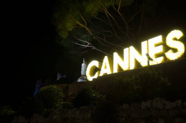 Cannes ampuller ile yazılı
