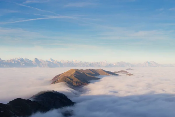 Tapis de nuages du sommet de la montagne — Photo