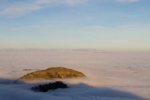 Ковер из облаков с вершины горы — стоковое фото