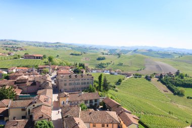 Barbaresco şehrin havadan görünümü, Langhe, İtalya