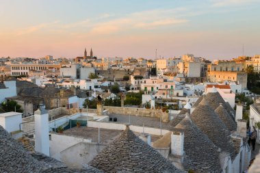 Ünlü İtalyan dönüm noktası, trulli Alberobello, Apulia Bölgesi, 