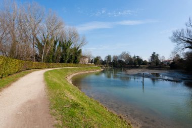Sile Nehri boyunca yürüyüş yolu