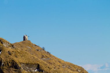 Küçük kilise bir tepe üstünde. İtalyan Alpleri