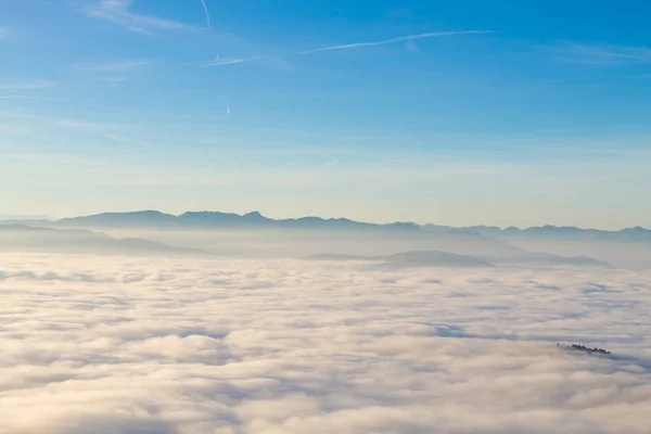 山の頂上から雲のじゅうたん — ストック写真