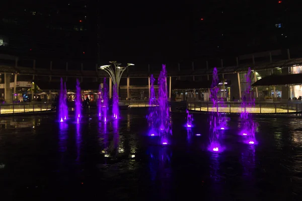 Milán, Italia, vista nocturna del distrito financiero. Agua iluminada f — Foto de Stock