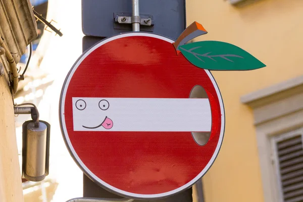 Znak drogowy, sztuka ulicy — Zdjęcie stockowe