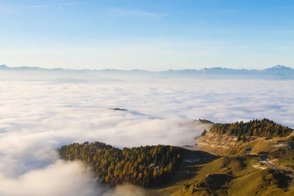 Carpet of clouds from mountain top — Stock Photo, Image