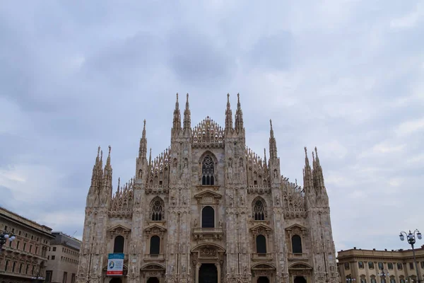 Milan katedrála Duomo di Milano, pohled. Slavné italské mezník — Stock fotografie