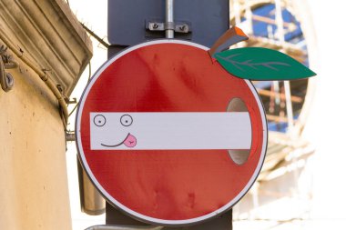 Yol işareti, sokak sanatı