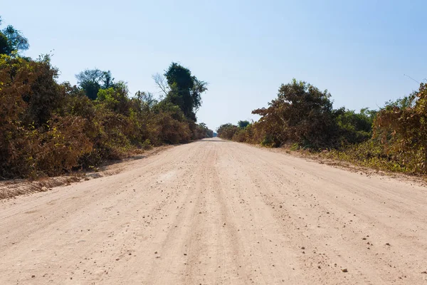 Strada sterrata brasiliana in prospettiva — Foto Stock