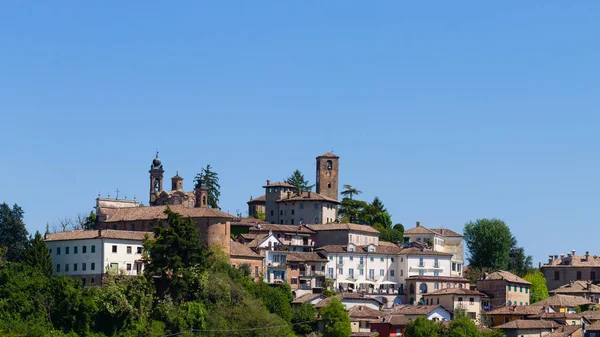 Neive stad uitzicht vanaf Langhe, Italiaanse landmark — Stockfoto