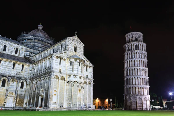 Piazza dei Miracoli ile leaning tower of Pisa, İtalya