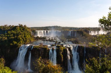 Iguazu görünümü, Arjantin düşüyor