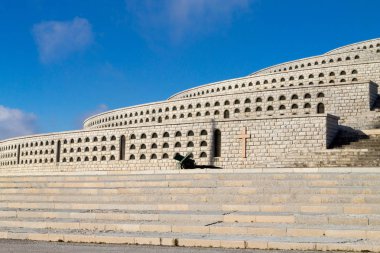İtalyan Alpleri dönüm noktası. Birinci Dünya Savaşı Anıtı