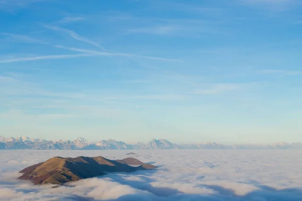 Tapis de nuages du sommet de la montagne — Photo