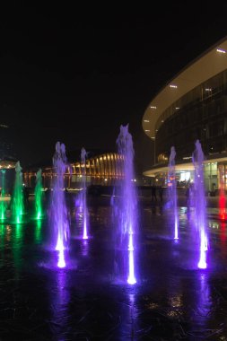 Milan, İtalya, finans bölgesine gece görünümü. Işıklı su f