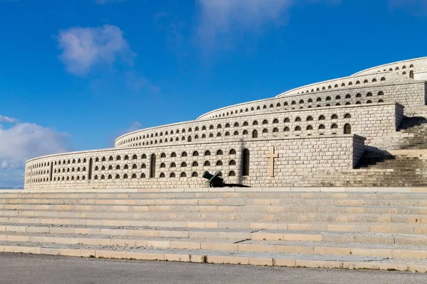 İtalyan Alpleri dönüm noktası. Birinci Dünya Savaşı Anıtı
