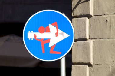 Yol işareti, sokak sanatı
