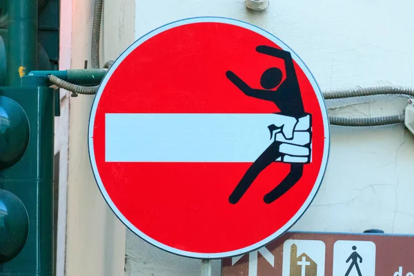 Дорожный знак, уличное искусство — стоковое фото