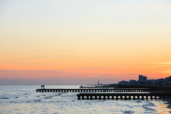 Strand im Morgengrauen, Piers Perspektive — Stockfoto