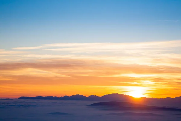 Mountain siluett vid solnedgången — Stockfoto