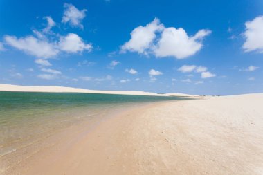 Beyaz kum tepeleri panorama Lencois Maranhenses Milli Parkı '