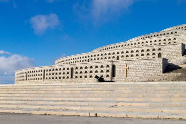 İtalyan Alpleri dönüm noktası. Birinci Dünya Savaşı Anıtı