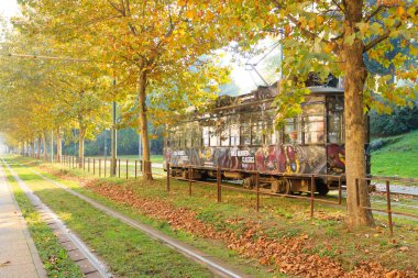Perspektif içinde Milan'dan tramvay. Sonbahar sezon.