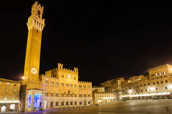 Siena gece görünümü, Toskana, İtalya — Stok fotoğraf