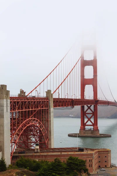 Golden gate bridge s mlhou — Stock fotografie