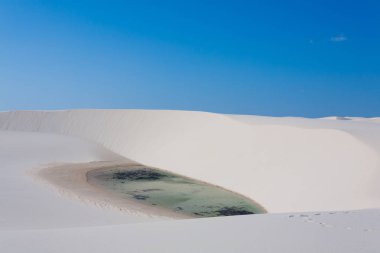 Beyaz kum tepeleri panorama Lencois Maranhenses Milli Parkı '