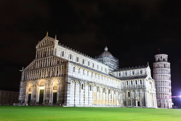 Piazza dei Miracoli ile leaning tower of Pisa, İtalya
