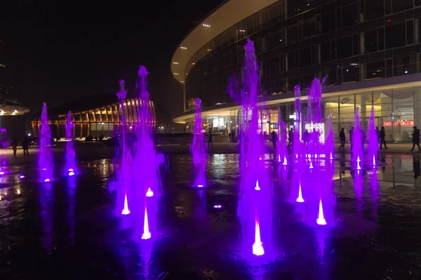 Milán, Italia, vista nocturna del distrito financiero. Agua iluminada f — Foto de Stock