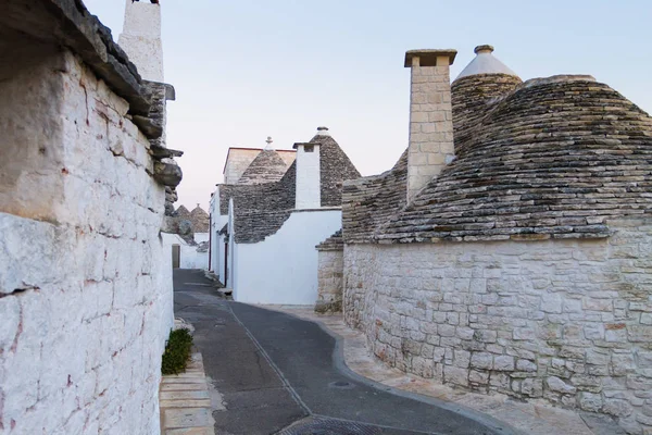 Beroemde Italiaanse bezienswaardigheid, trulli van Alberobello, Adriatische regio, — Stockfoto