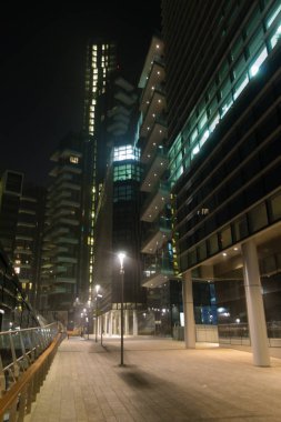 Milan, İtalya, finans bölgesine gece görünümü