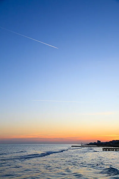 Strand im Morgengrauen, Piers Perspektive — Stockfoto