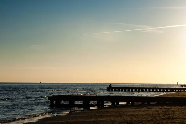 Stranden i gryningen, bryggor perspektivvy — Stockfoto