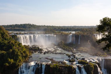 Iguazu görünümü, Arjantin düşüyor