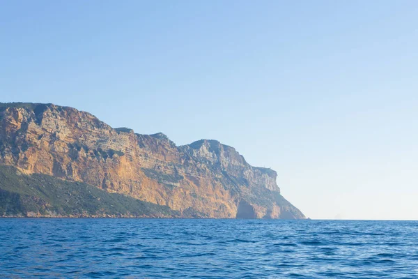 Cap Canaille vista desde el mar, franco — Foto de Stock