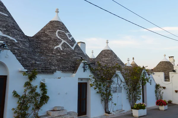 Beroemde Italiaanse bezienswaardigheid, trulli van Alberobello, Adriatische regio, — Stockfoto